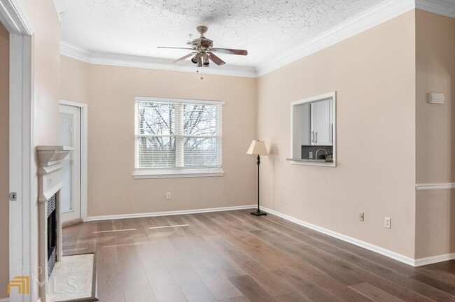 Building Photo - 5559 Glenridge Dr