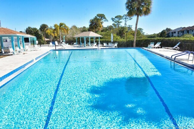 Foto del edificio - 1550 NE 13th Terrace