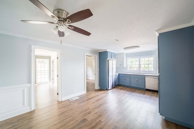 Building Photo - 2505 10th Ave S