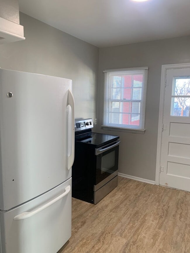 Building Photo - 2 BEDROOM, 1 BATHROOM APARTMENT