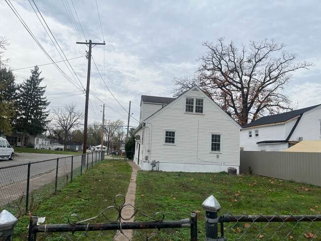 Building Photo - Renovated 3BR house Section 8 OK