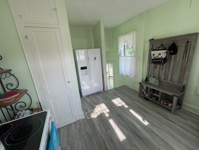 Building Photo - WEST 2 Bedroom 1 bath home