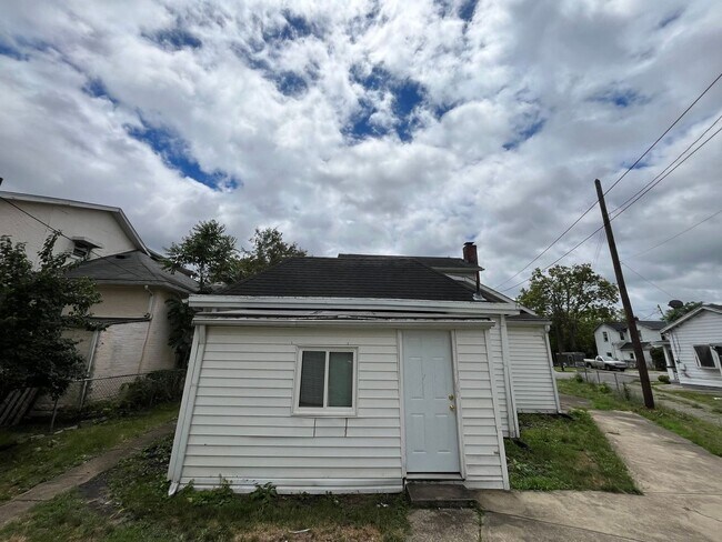 Building Photo - 911 6th Ave