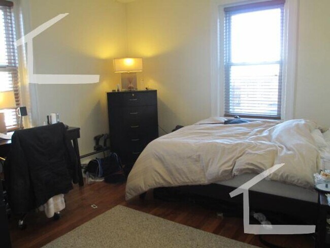 Foto del edificio - HOT BROOKLINE LISTING!!!!!