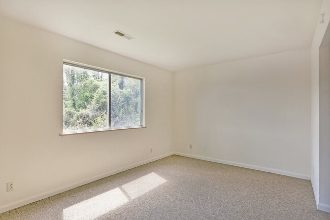 Building Photo - 1243 Cedars Ct
