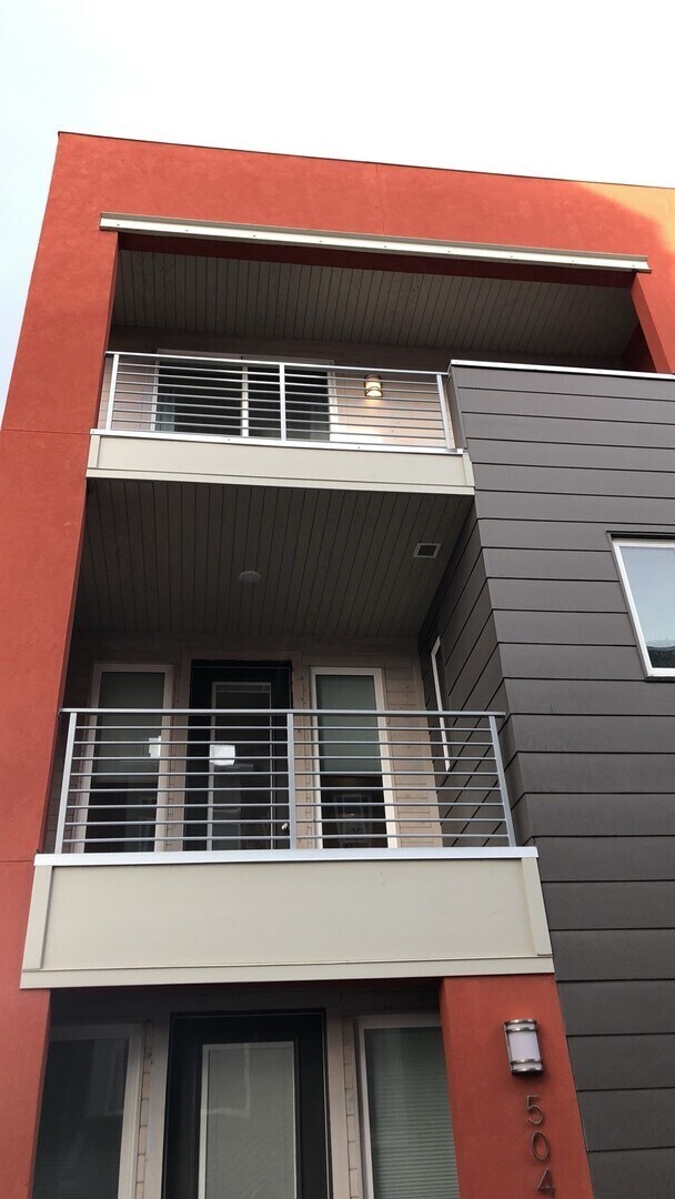 Foto del edificio - LIKE NEW UPGRADED DAYBREAK TOWNHOME