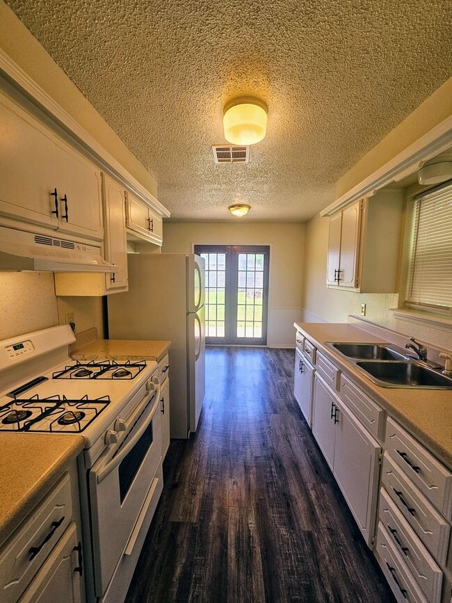 Building Photo - (3) Bed/(1.5) Bath Avail NOW!