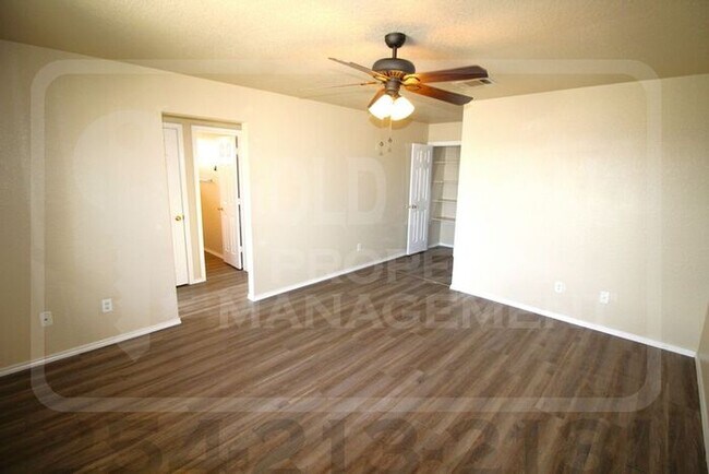 Building Photo - Cozy 3-bed, 2-bath fourplex now available for rent! - Don't miss out!