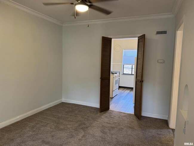 Building Photo - 405 W Columbia Ave