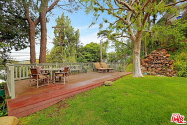 Foto del edificio - 8049 Briar Summit Dr