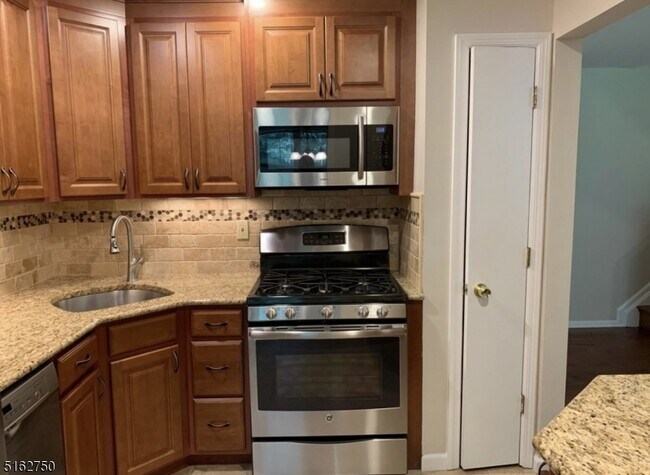 Foto del edificio - 30 Brookside Ln