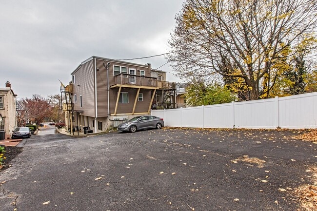 Building Photo - 811 N Van Buren St