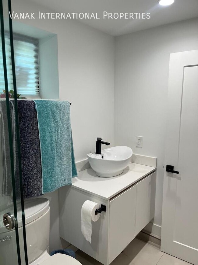 Building Photo - Bright 2-Bedroom Garden Level Suite