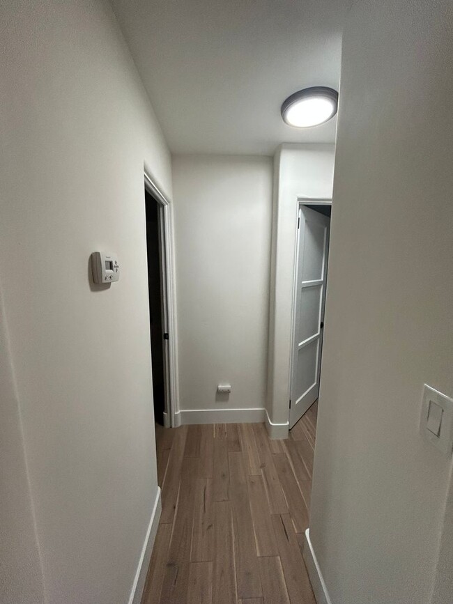 Building Photo - 2 bedrrom 1 Bath Remodeled Condo with City...