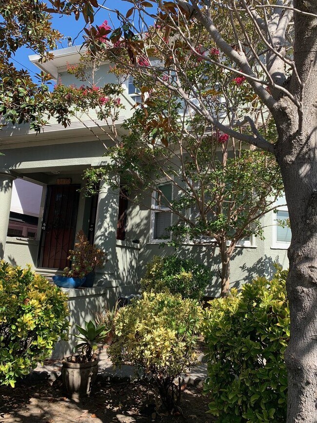 Building Photo - Great Upper Unit