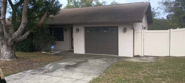 Foto del edificio - Beautiful 2 bedroom 2 bathroom house 1 car...