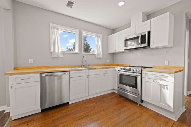 Foto del edificio - Renovated 3 Bed • 1.5 Bath Upstairs Unit -...