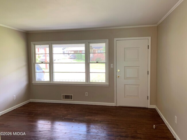 Building Photo - 3240 Commodore Dr