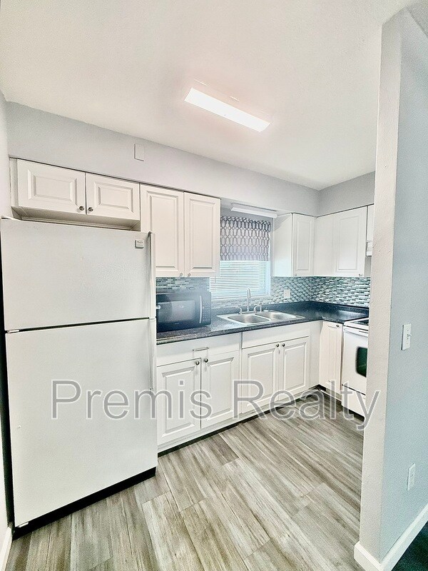 Foto del edificio - 250 Rosery Rd NW