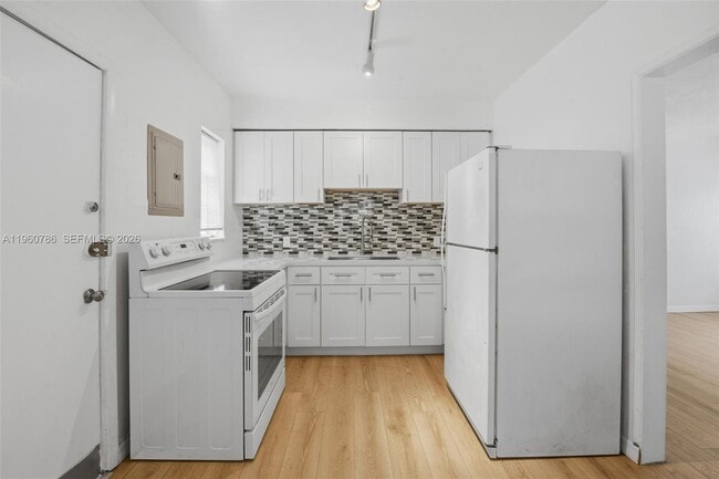 Building Photo - 3265 Franklin Ave