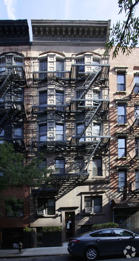 Foto del edificio - 221 W 16th St