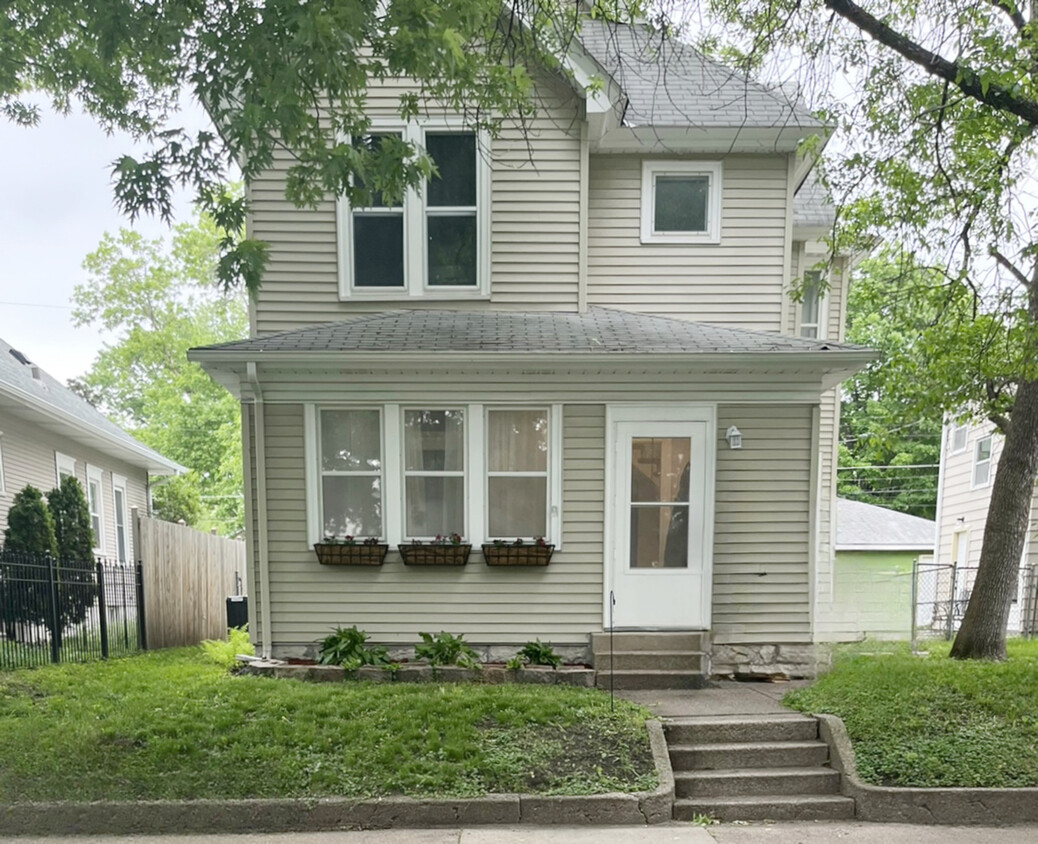 Primary Photo - 874 Howell St N