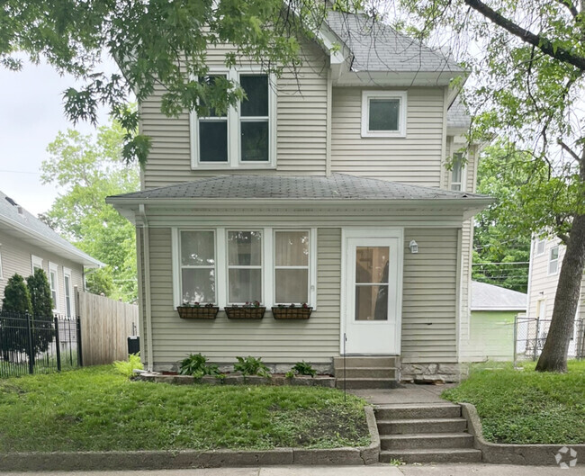 Building Photo - 874 Howell St N
