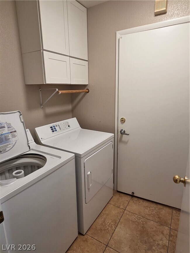 Foto del edificio - 641 Rubber Tree Ave