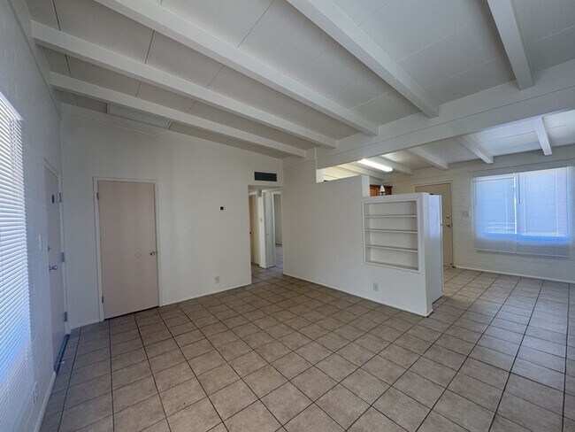Building Photo - Clean and large 2B/1B unit in nice apartment complex