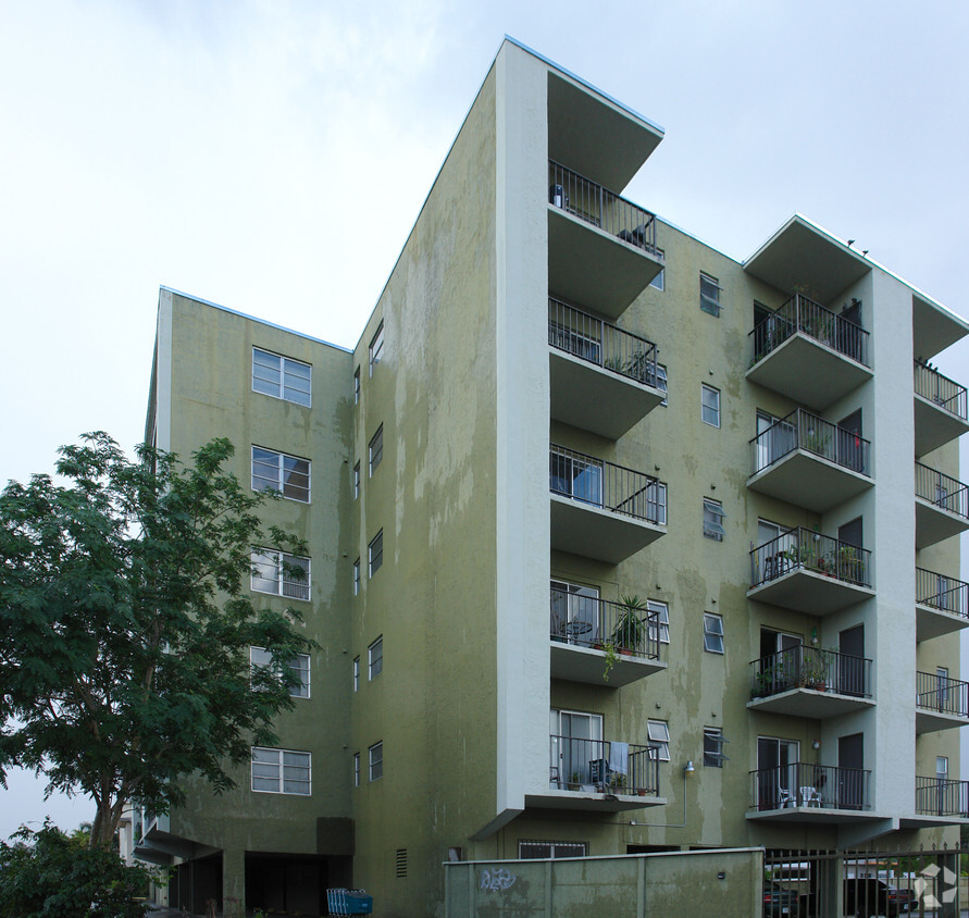 Building Photo - Casa Linda Apartments