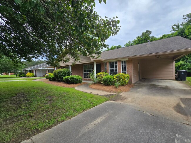 Building Photo - Stonecreek Drive #5 &amp; 7