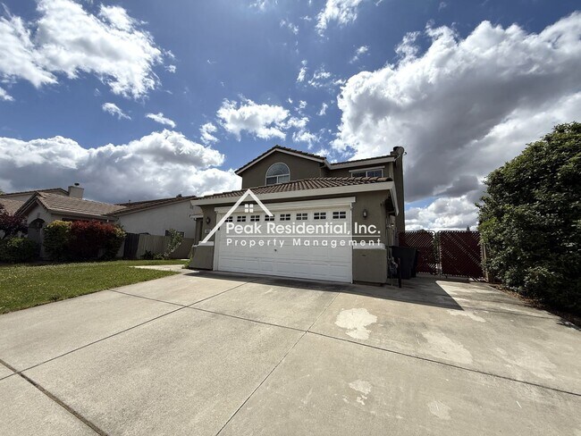 Foto del edificio - Spacious 4bd/3ba Roseville Home With 2 Car...