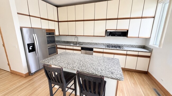 Building Photo - 534 W Dickens Ave