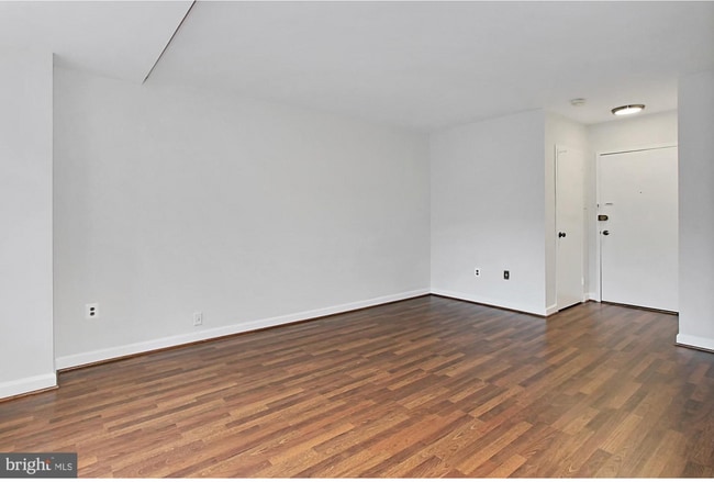 Building Photo - PARKING INCLUDED Charming & Spacious One Bedroom at River Place East!