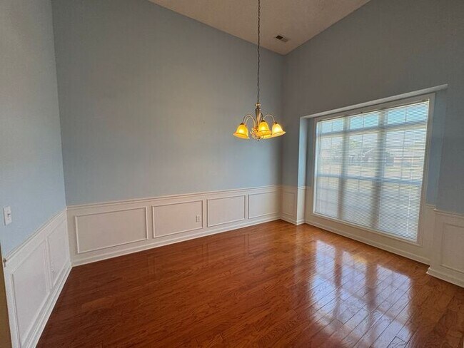 Foto del edificio - Prime Location and Fenced Yard