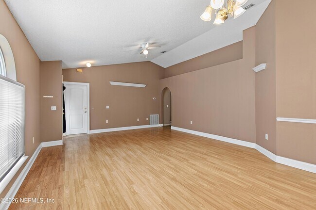 Foto del edificio - 7323 Lawn Tennis Ln