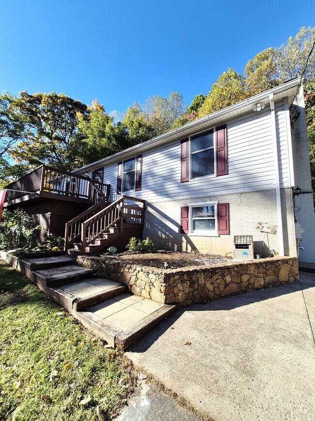 Foto del edificio - 976 Snow Mountain Rd