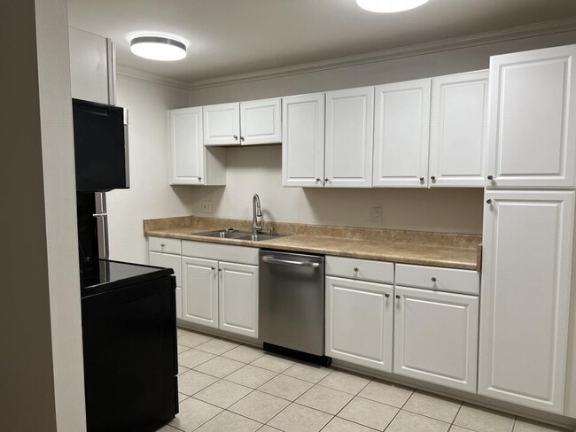 Building Photo - 2601 Hillsboro Pike