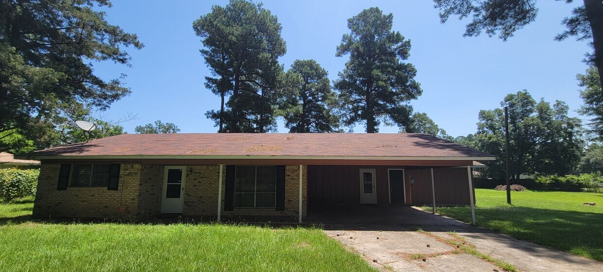 Foto principal - This Home has it ALL! 4 bedroom/2 bath