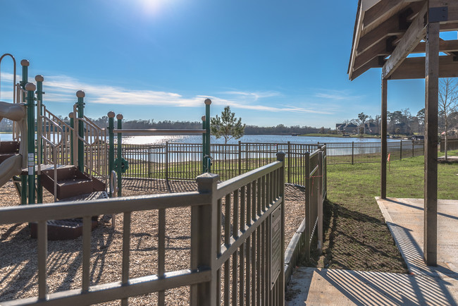 Área de juegos para niños con vista al lago - Harbor Shores