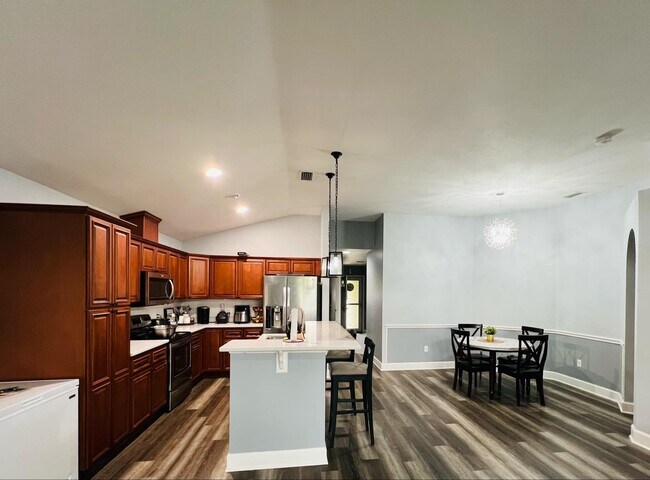 Cocina abierta con encimeras modernas y totalmente equipadas. - 3602 NW 55th Ln