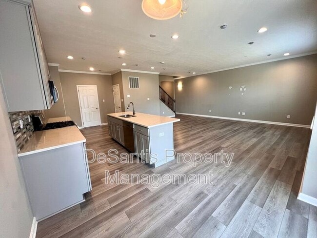 Building Photo - 2105 Canterbury Dr