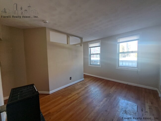 Building Photo - 18 Parmenter St