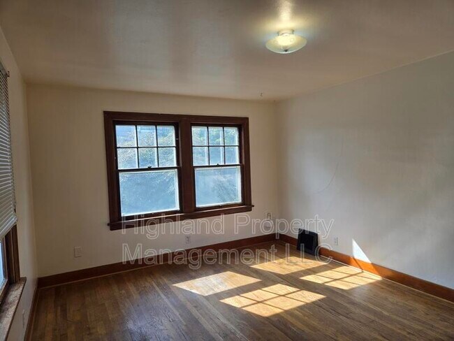 Foto del edificio - 322 W Main St