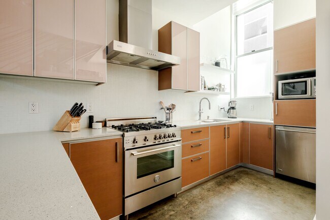 Building Photo - 1220 N Orange Grove Ave