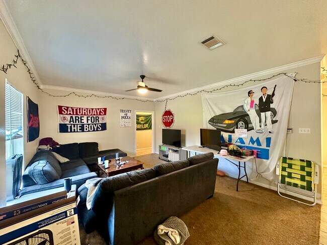 Foto del edificio - HUGE 4-Bed, 2-Bath Duplex Four Blocks From Baylor Campus & Minutes from Downtown!