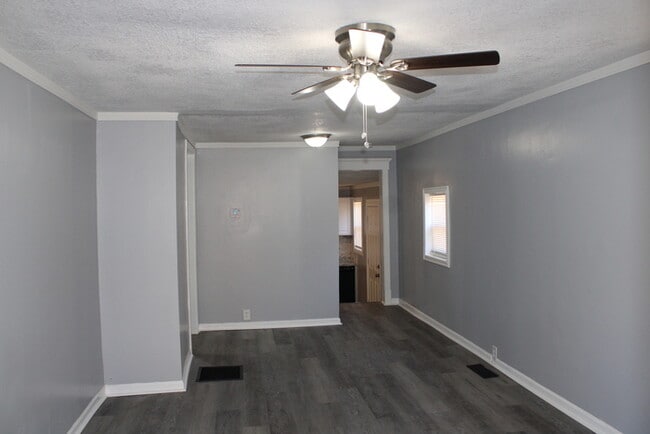 Building Photo - Cozy 3-bedroom, 1 full bath with vanity home located in Kansas City, MO.