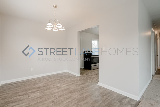 Building Photo - SIGN LEASE BY 2/28 AND GET $250 OFF FIRST ...