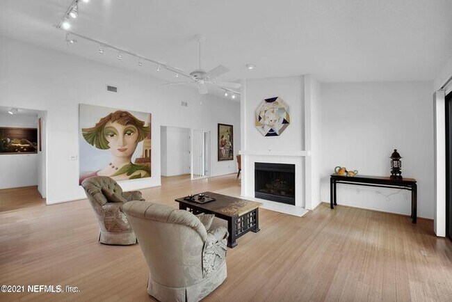 Foto del edificio - 2437 Burgundy Ct