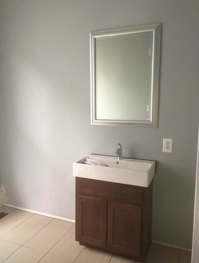 Full Bath - 1030 Tatnall St